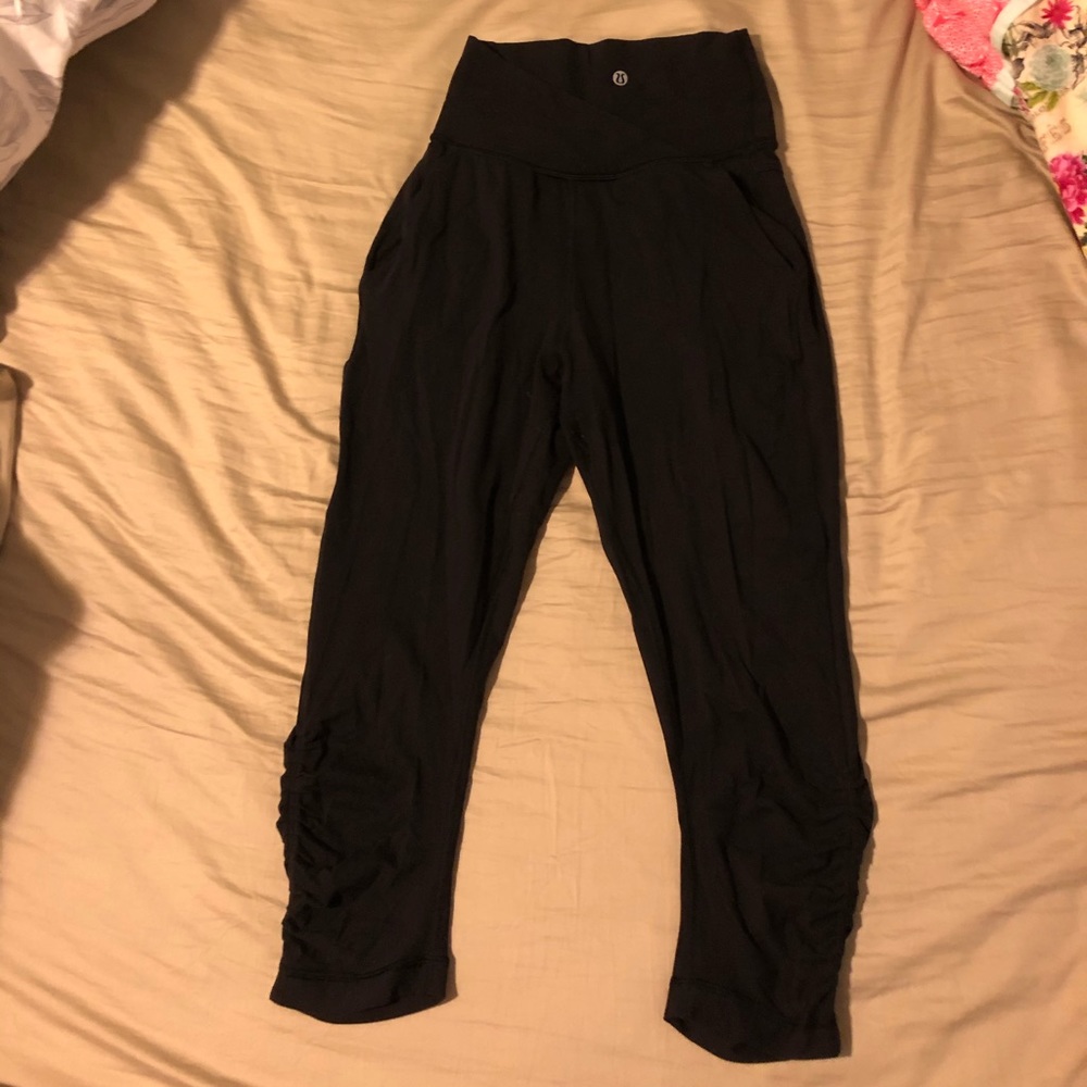 Black cropped lululemon tight joggers
